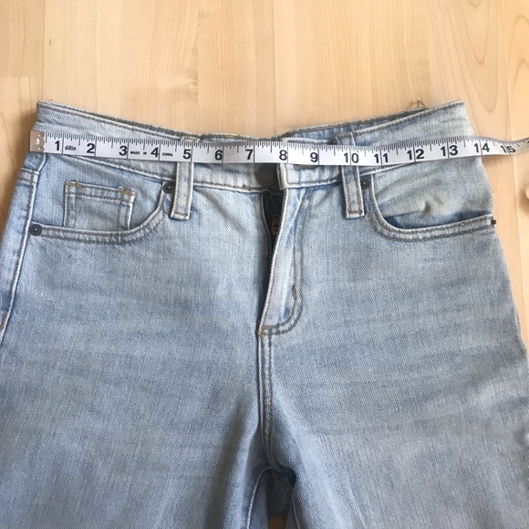 Universal Thread Mom Jeans in light wash - Picture 5 of 7